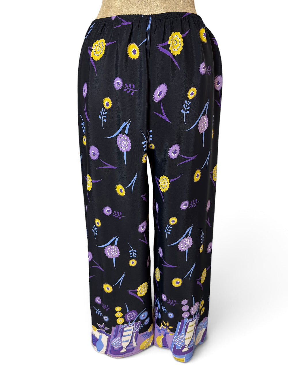 Black & Purple Floral Vases Border Print Capri Pant